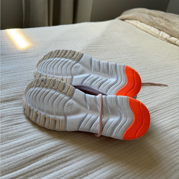 Salmon Adidas running shoes - Picture 3 of 4